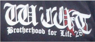 Schriftzug „WWT“ in altdeutscher weißer Schrift auf schwarzem Grund. Darunter die Worte „Brotherhood for Life“ und die Zahl 28, ebenfalls in altdeutscher weißer Schrift.