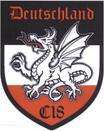 Wappen in den Farben Schwarz, Weiß und Rot, auf dem ein weißer geflügelter Drache mit roter Zunge abgebildet ist; über dem Drachen befindet sich das Wort „Deutschland“ in roter Frakturschrift, unter dem Drachen die Buchstaben-Ziffernfolge „C18“ in schwarzer Frakturschrift