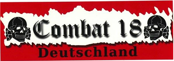 Rotes Rechteck, auf dem sich eine unregelmäßig gezackte längliche weiße Form befindet; darauf ist die Wort-Ziffernfolge „Combat 18“ in schwarzer Frakturschrift abgebildet, die von zwei schwarzen Totenköpfen eingerahmt wird; unter der Wort-Ziffernfolge „Combat 18“ befindet sich das Wort „Deutschland“ in schwarzer Schrift