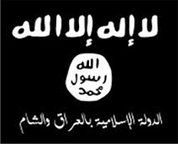 Schwarzer Hintergrund mit weißer arabischer Schrift; gezeigt wird der Satz „La ilaha illa Allah“, im Kreis die Worte „Allah, Rasul, Muhammad“ (sogenanntes „Prophetensiegel“, gesprochen „Muhammad Rasul Allah“) und darunter „ad-Dawla al-Islamiya fil-Iraq wash-Sham“.