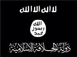 Schwarzer Hintergrund mit weißer arabischer Schrift; gezeigt wird der Satz „La ilaha illa Allah“, im Kreis die Worte „Allah, Rasul, Muhammad“ (sogenanntes „Prophetensiegel“, gesprochen „Muhammad Rasul Allah“) und darunter „Dawlat al-khilafa al-islamiya“.