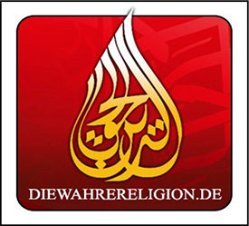 Auf rotem Hintergrund in goldener und weißer Schrift eine kalligraphische Darstellung der arabischen Worte al-din al-haqq (übersetzt: „die wahre Religion“). Darunter in weißer lateinischer Schrift DIEWAHRERELIGION.DE.